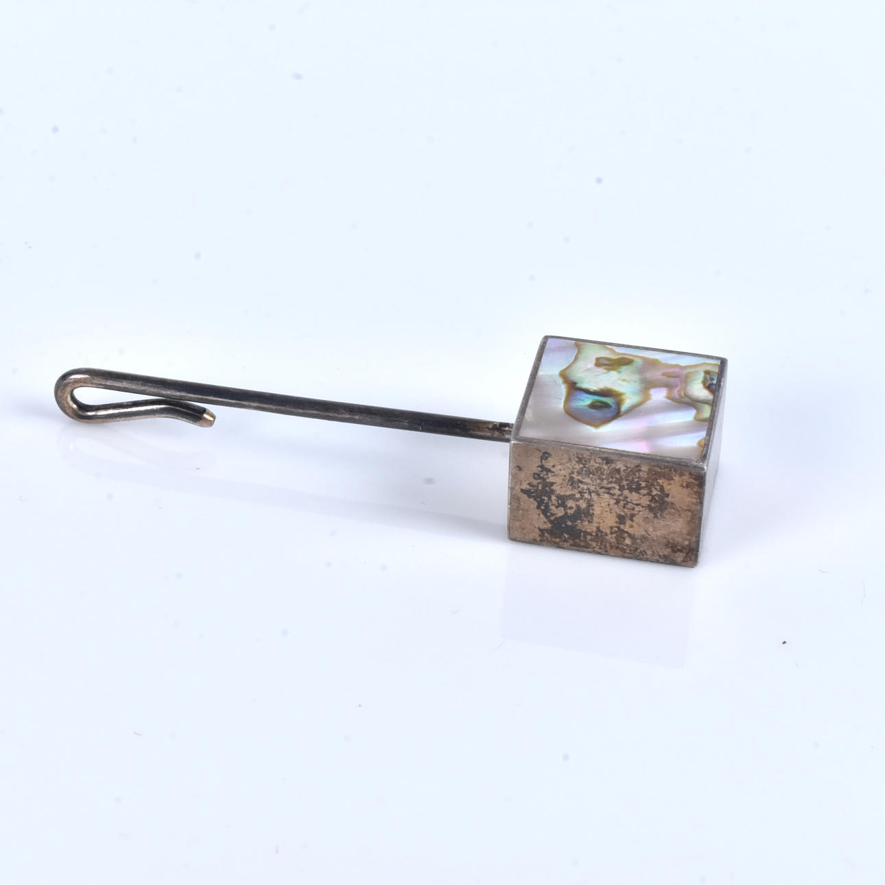 RIIPUS, hopeaa ja helmiäinen.