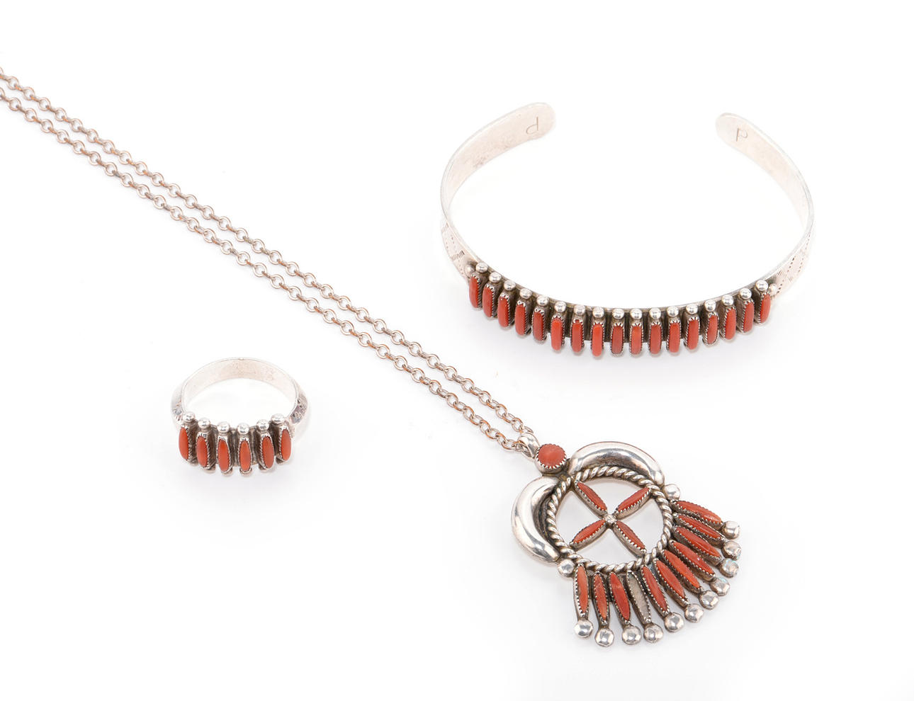 TILLHÖRANDE SMYCKEN. halsband, armband och ring, korall samt Silver.