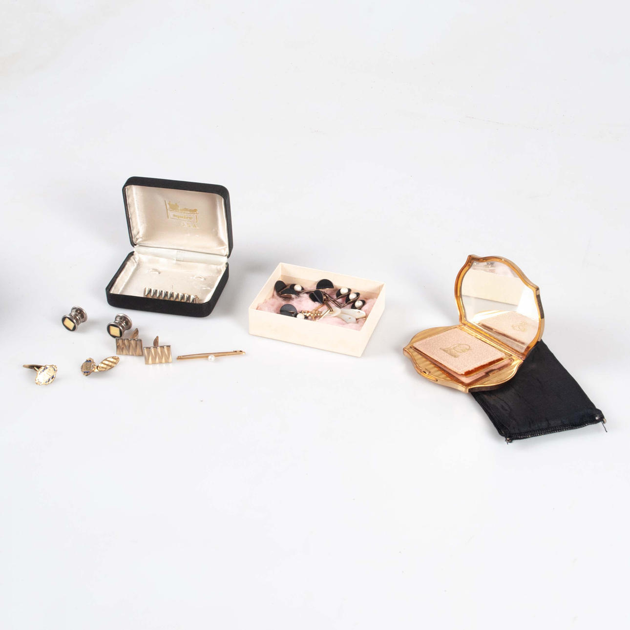 SCHMUCK EINSCHLIESSLICH BROSCHE MIT PERLE AUS 18 KARAT GOLD.