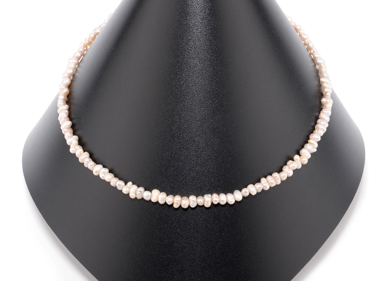 KEDJA sötvattenspärla, spänne JKB, 585 guld.