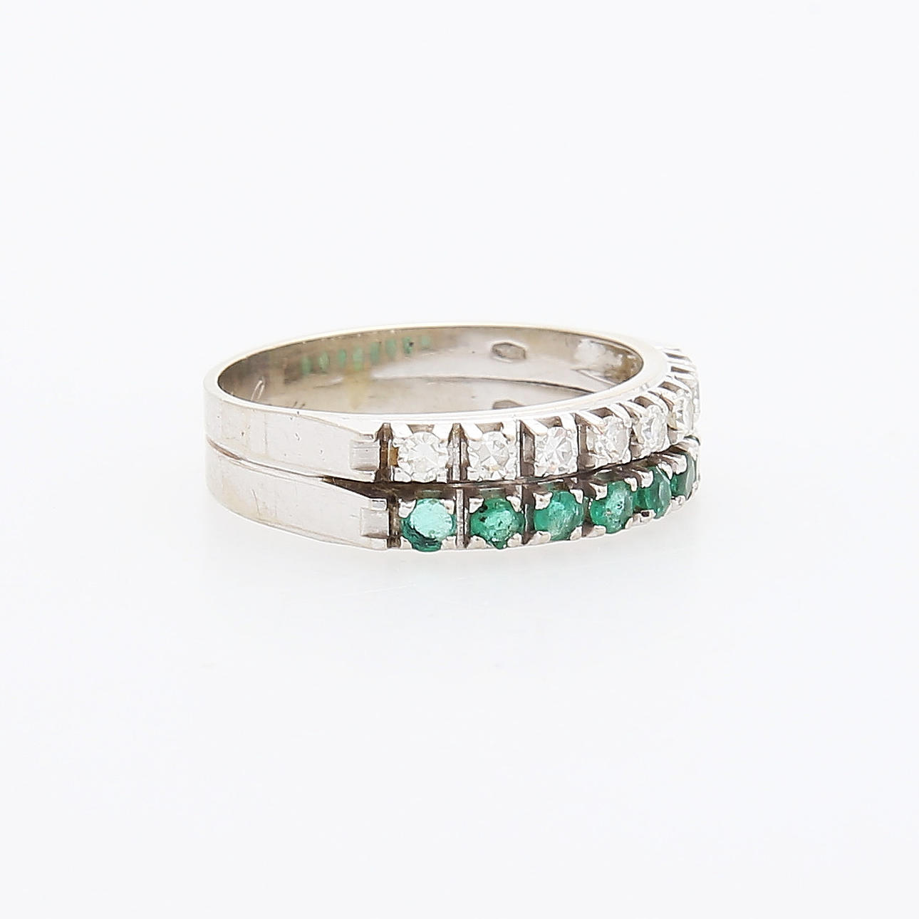 RING, Vitguld, 18k, Briljanter/smaragder, vikt 3,29 gram.