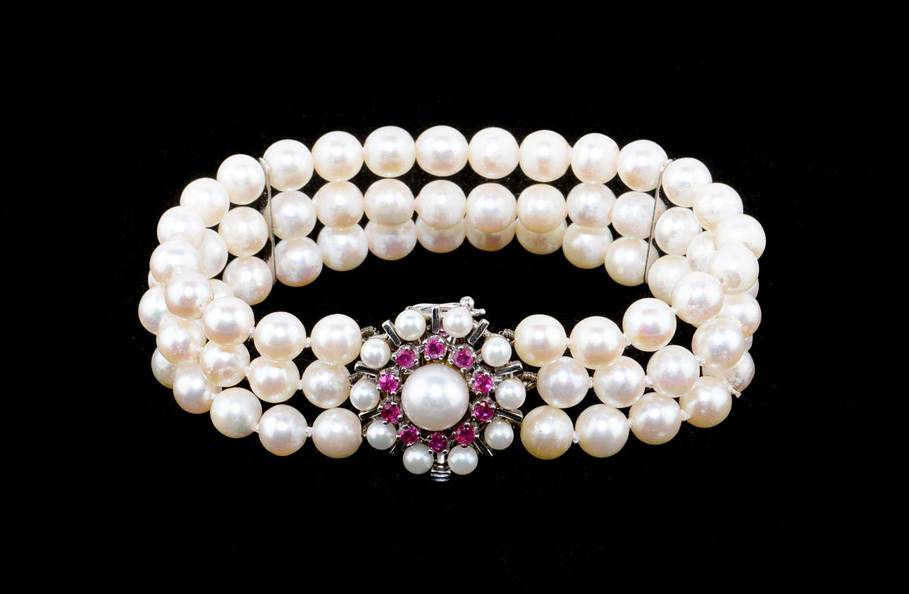 PEARL ARMBAND, 3 rader. Clasp Gold 585 + rubiner.