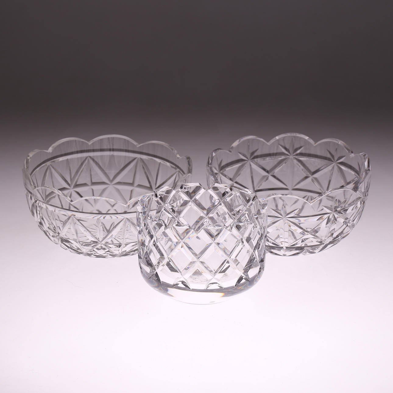 Ein Satz von 3 Glasschalen, einschließlich Orrefors.