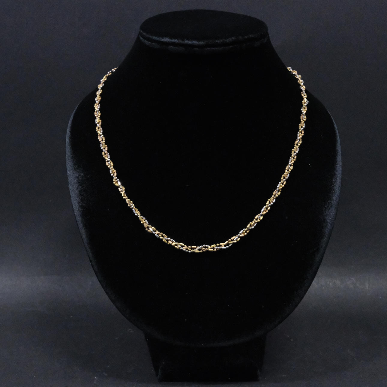 COLLAR, ORO TRICOLOR DE 18 QUILATES.