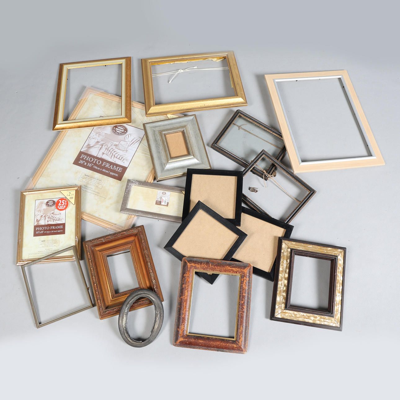 A COLLECTION OF 19TH CENTURY AND LATER PICTURE FRAMES (QTY).