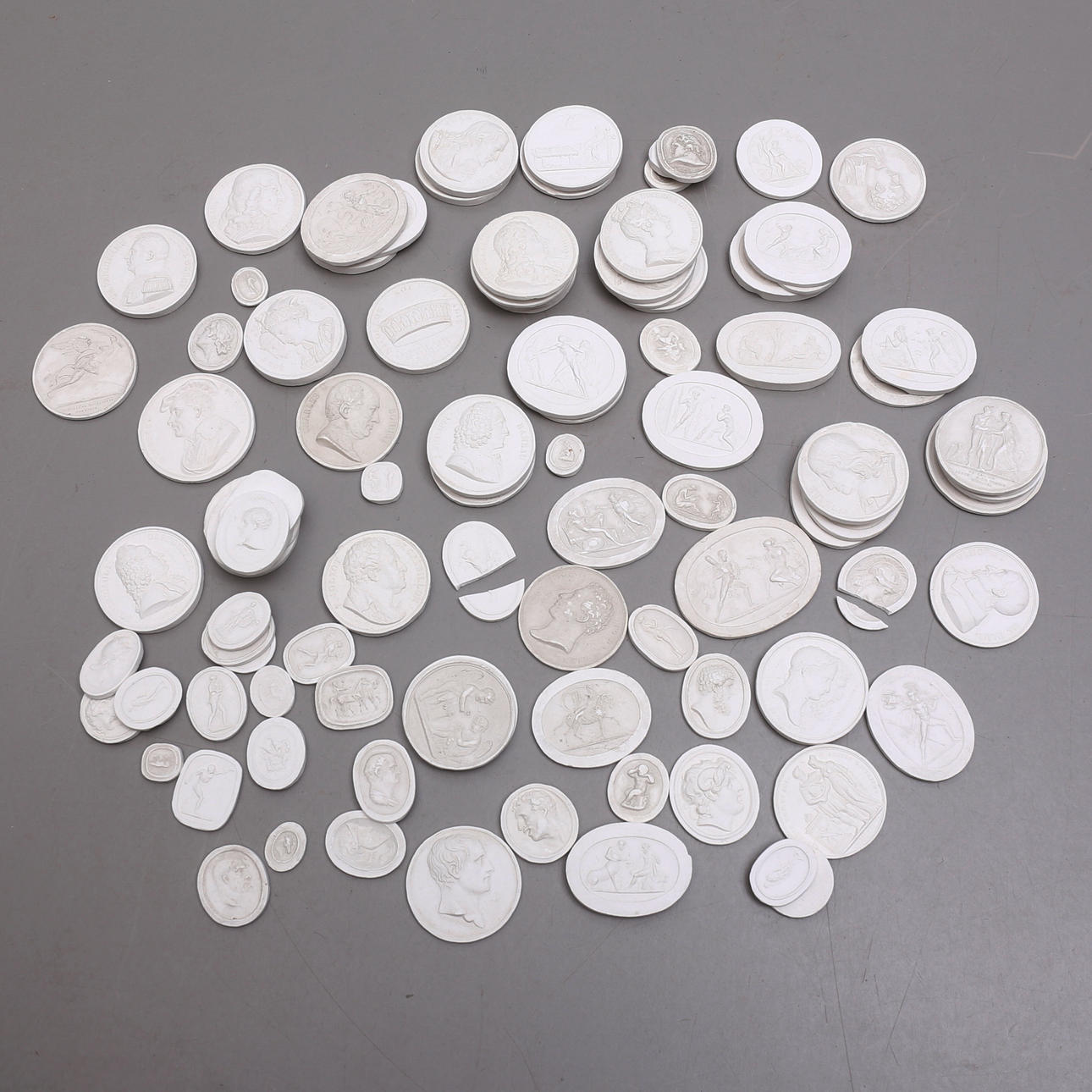 MEDALJER, gips, ca. 90 stk.