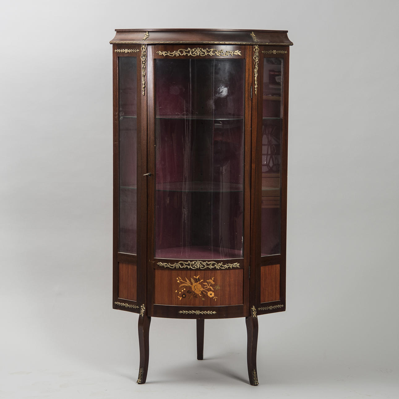 HÖRNVITRINSKÅP, mahogny med bronser, rokokostil, 1900-talets andra hälft.