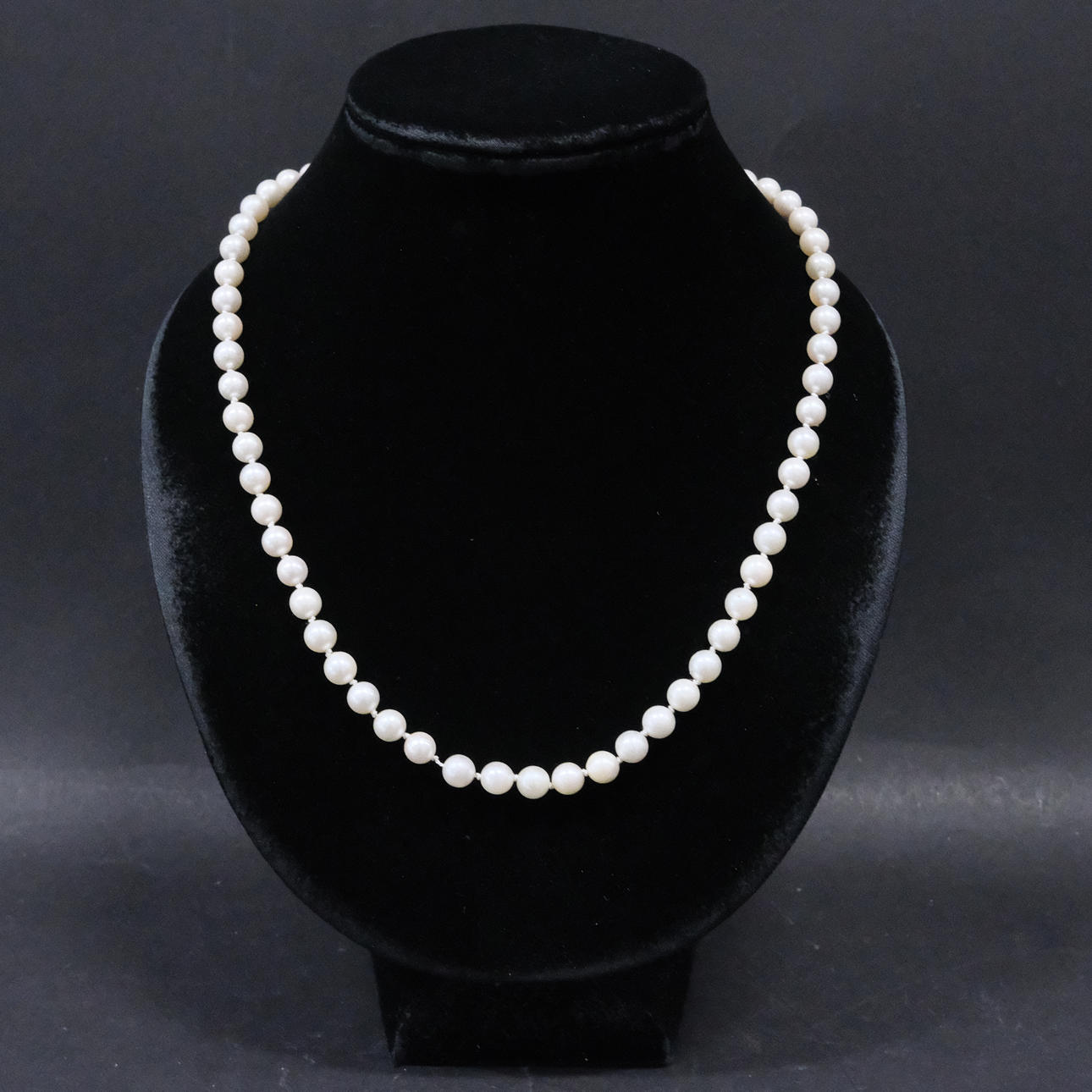 PERLEHALSKÆDE, LÅS I 18 KT. GULD.