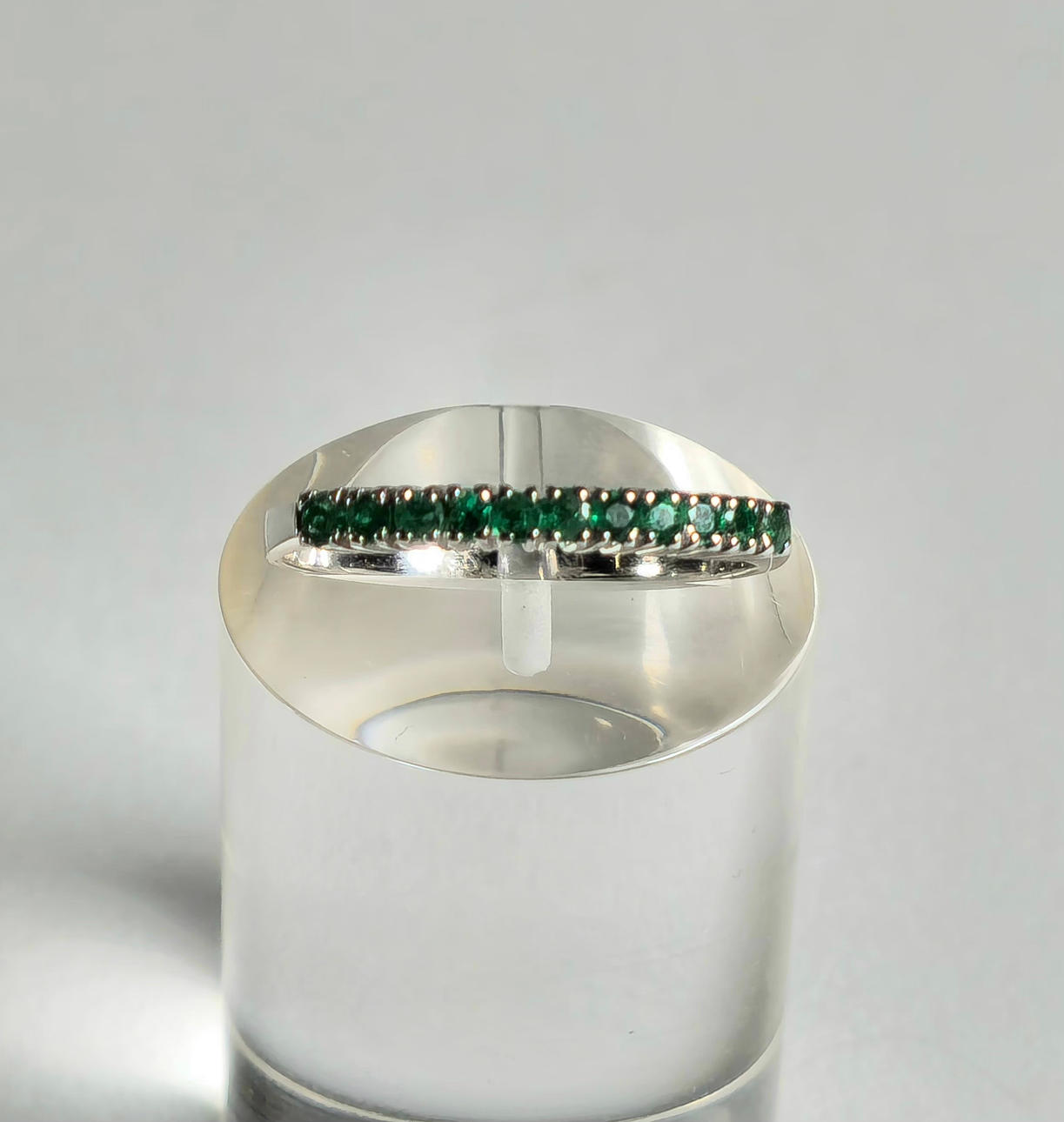 HVIDGULDRING MED SMARAGDER.