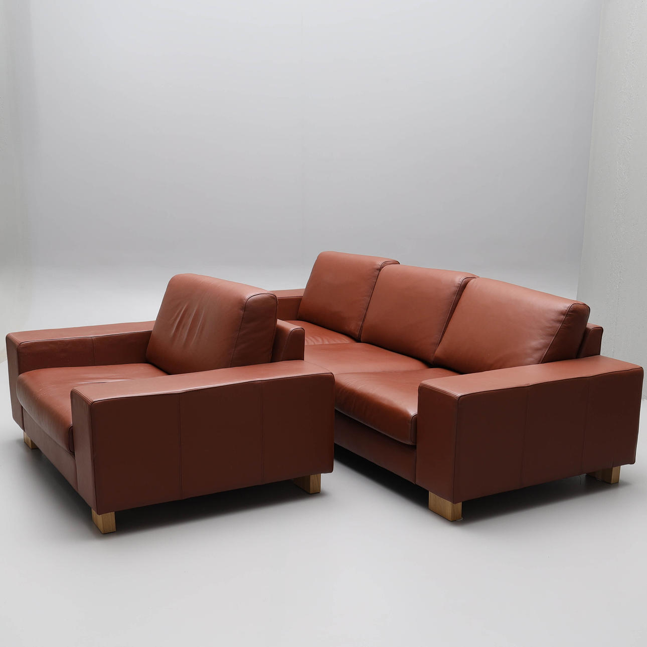 SOFFGRUPP, soffa samt fåtölj, 2 delar, klädd i läder med ben i ek, SITS, samtida.