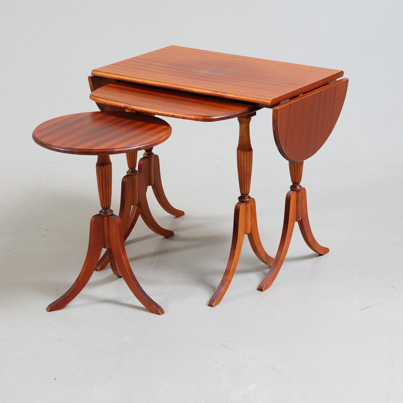 A set table, 3 pieces, mahogany, 20th century.