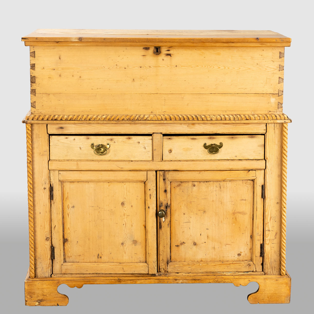 Halvskåp i barrträ, Sverige, 1800-tal.