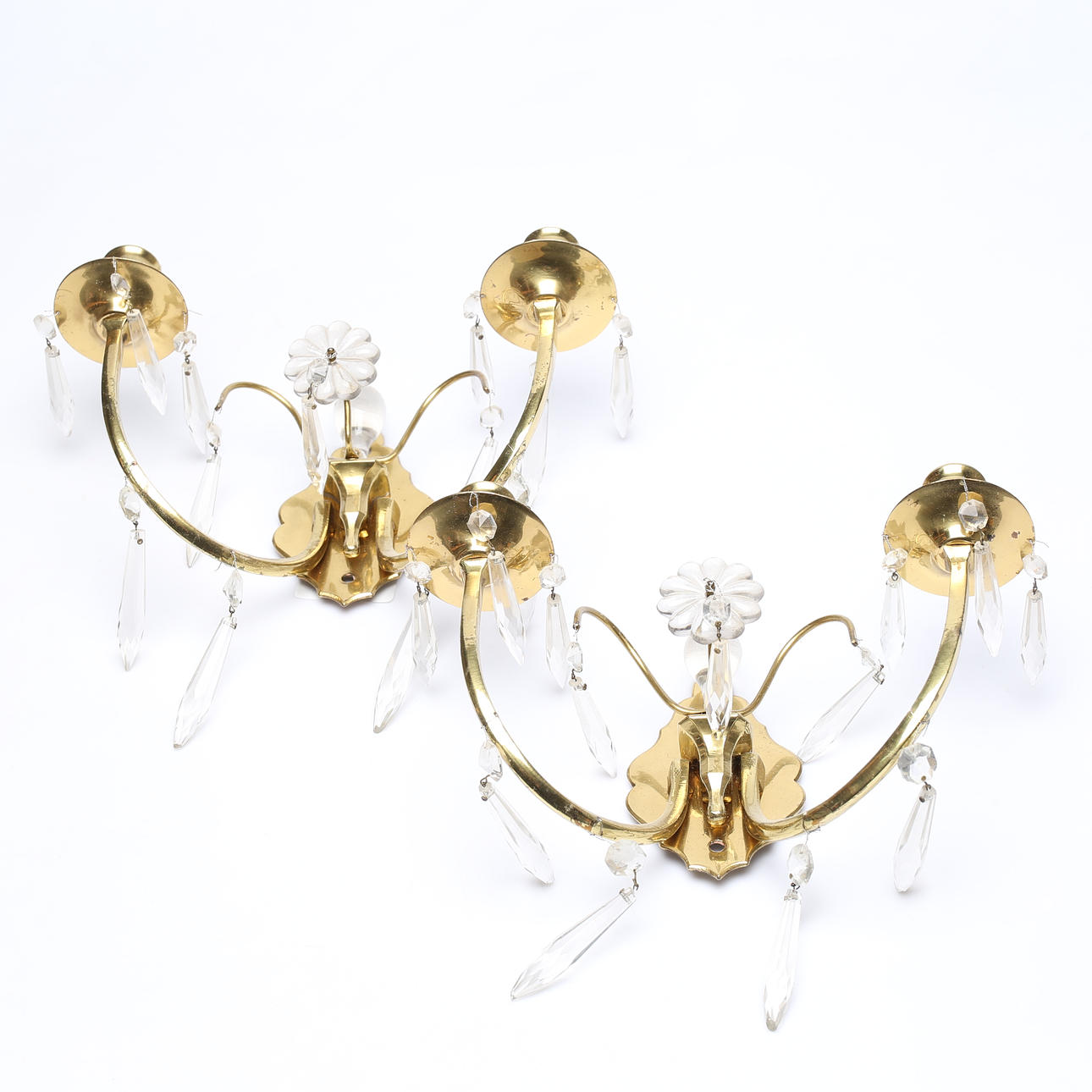 1 par de candelabros de latón y cristal.