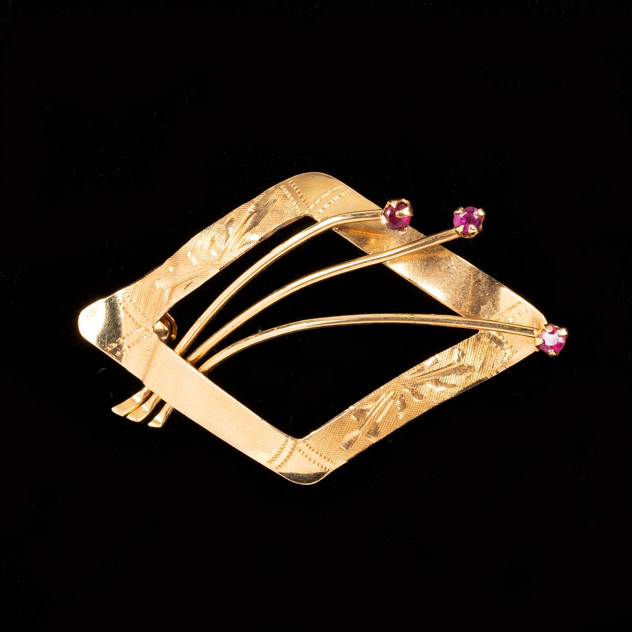 BROCHE, 18K guld, Rubiner.