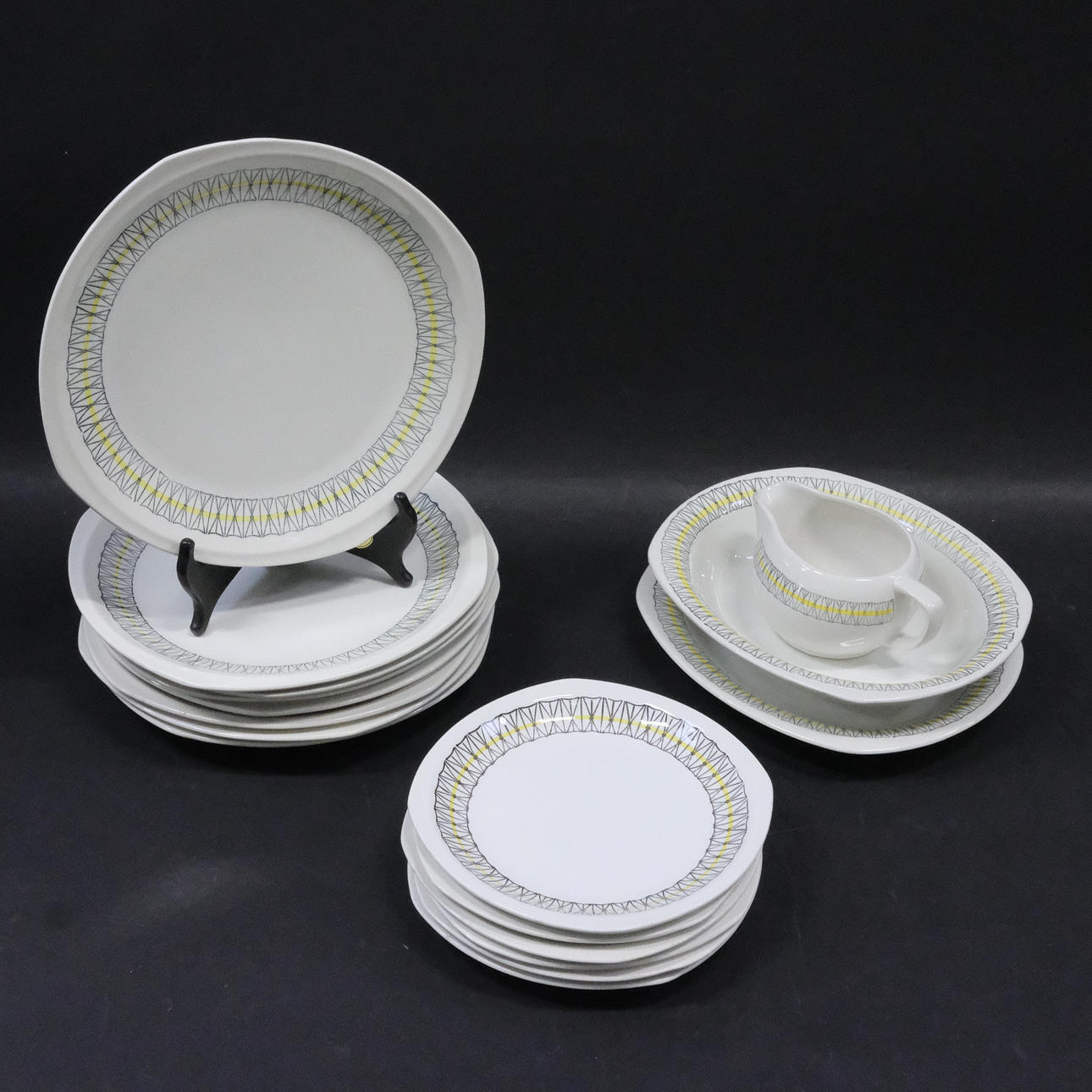 CRUZ DE PIEZAS DE VAJILLA GEFLE.