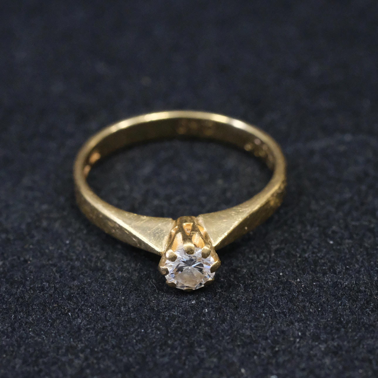 RING, SOLITARY, WITH DIAMOND, 18K GOLD.