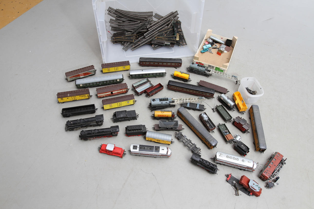 FLEISCHMANN lok, vagnar, räls, växlar med mera. Lok 1361, 1367, 1306, 1309, 1343 samt som reservdel 1330, 1343 och 1333.