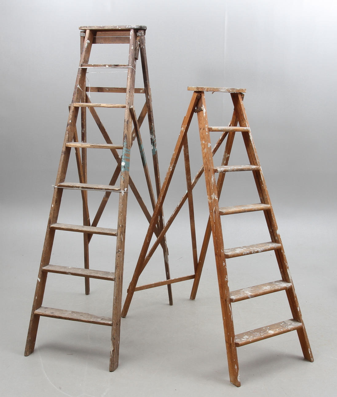 STEGAR, 2 st, trä, 1900-tal.