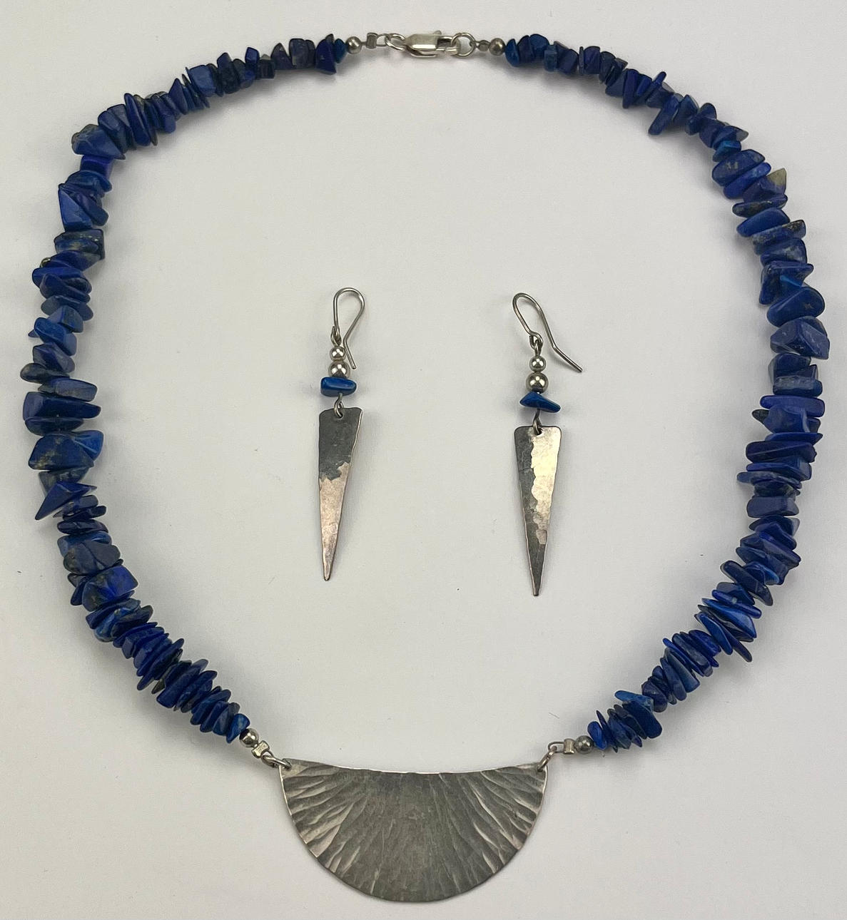 SET, 2 Stück, silberne und blaue Steine, wahrscheinlich Lapislazuli.