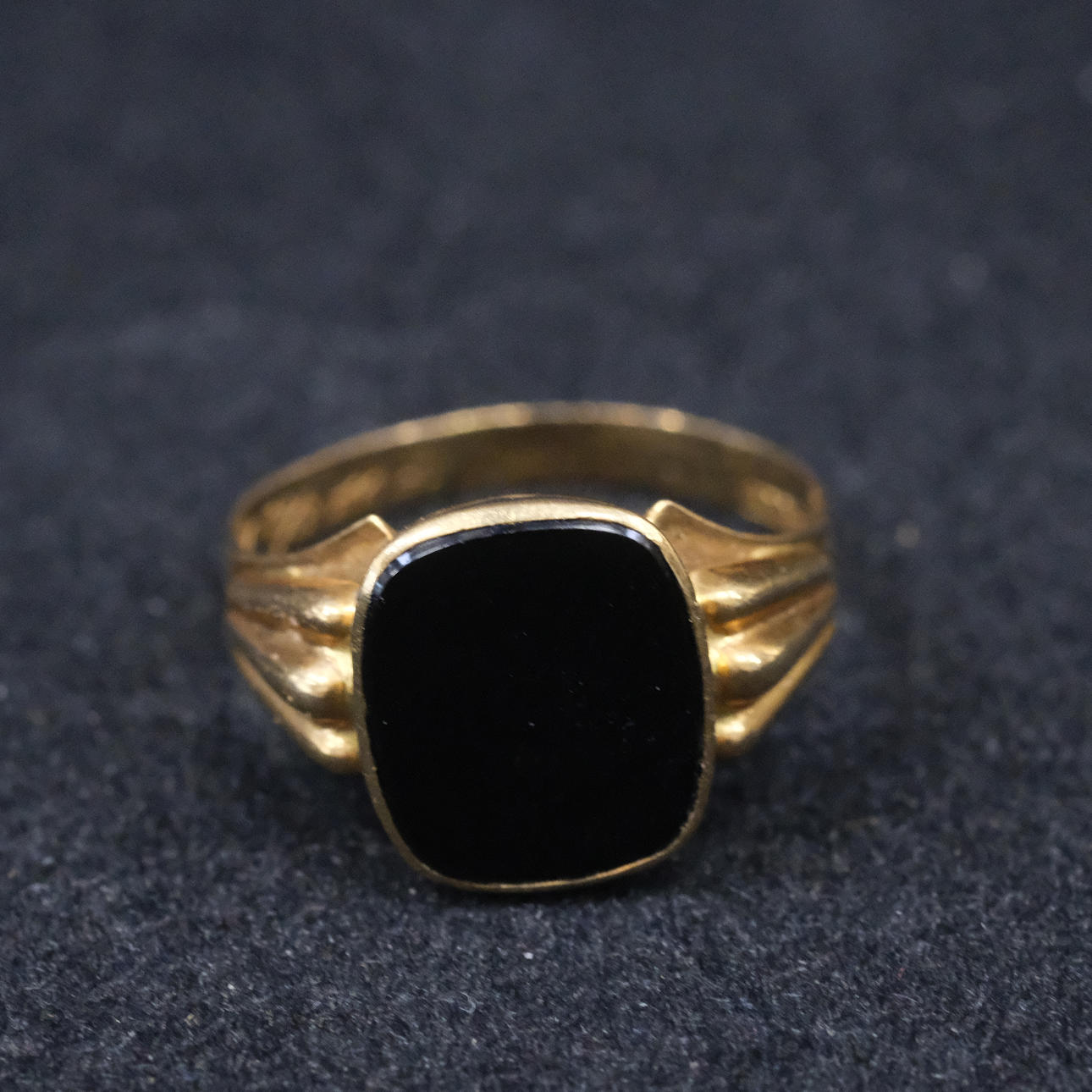 SIEGELRING MIT ONYX, 18 KARAT GOLD.