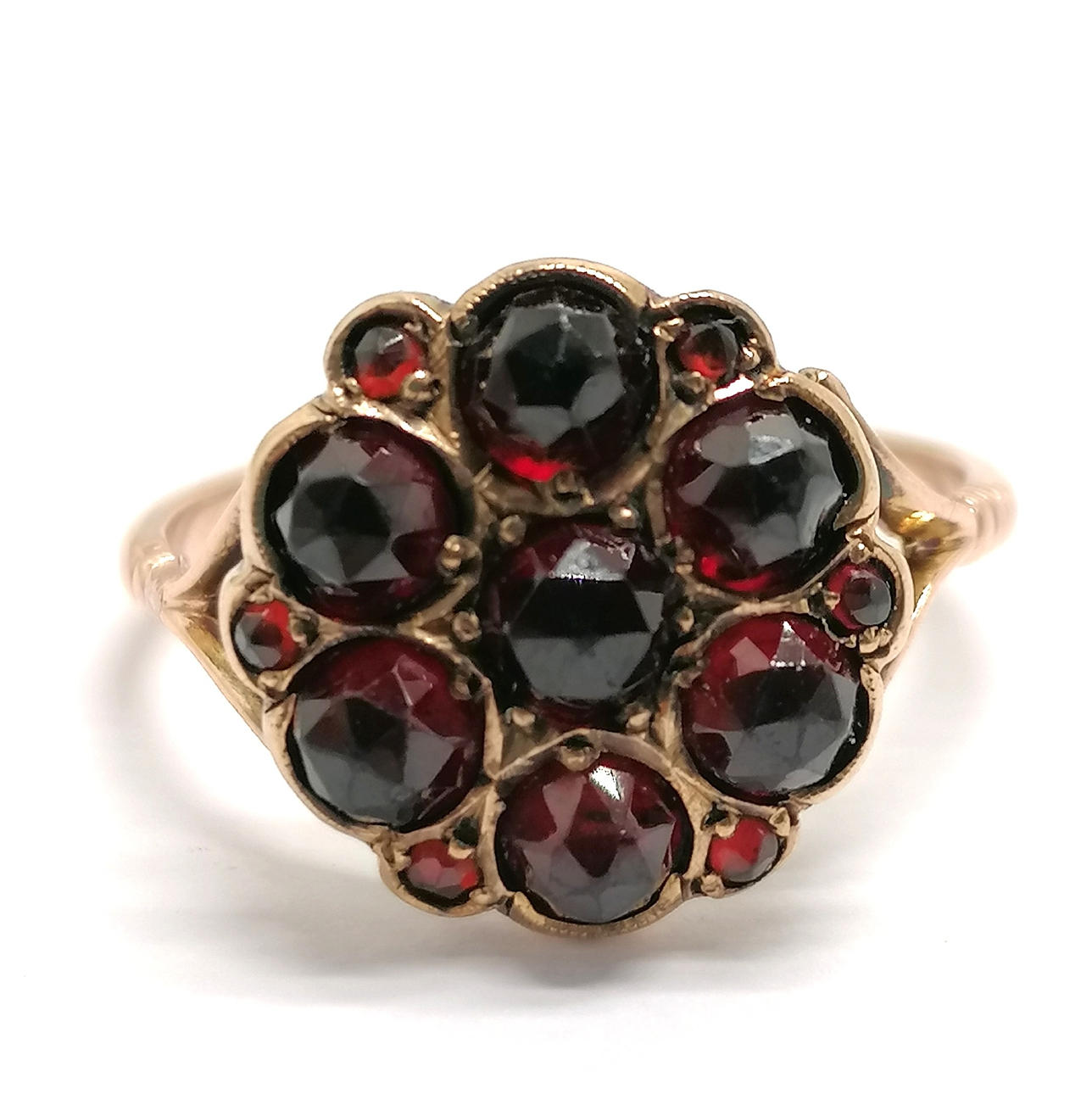 ANTIQUE 9CT GOLD GARNET CLUSTER RING.