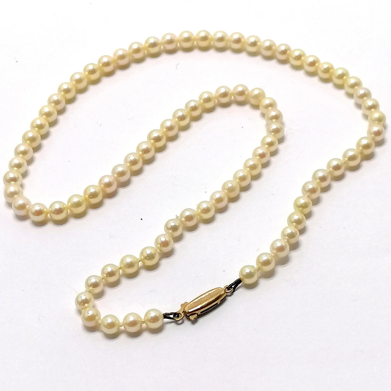 ANTIK PERLESTRENG MED 9 KARAT GULDLÅS.