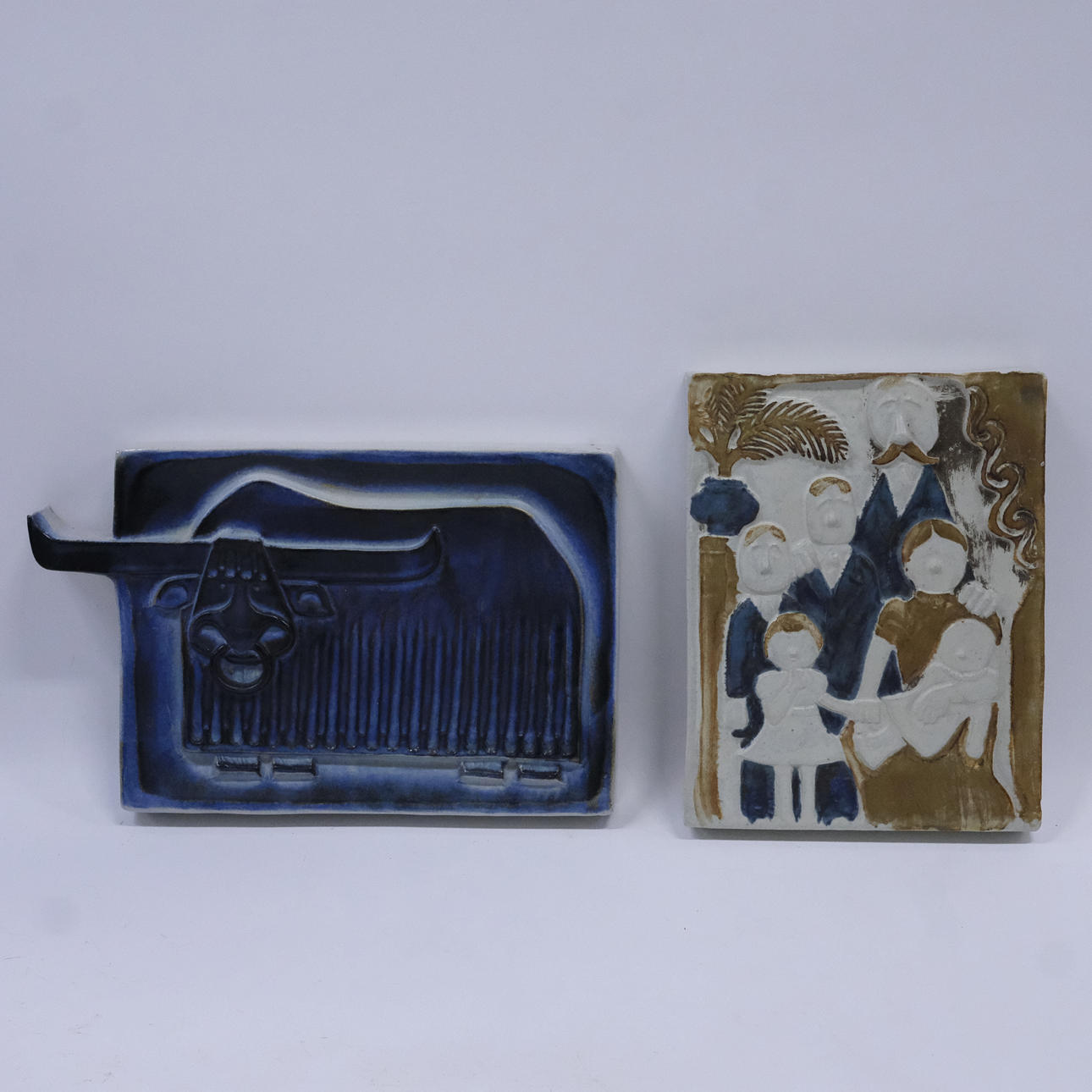 HÖGANÄS, DOS RELIEVES MURALES.