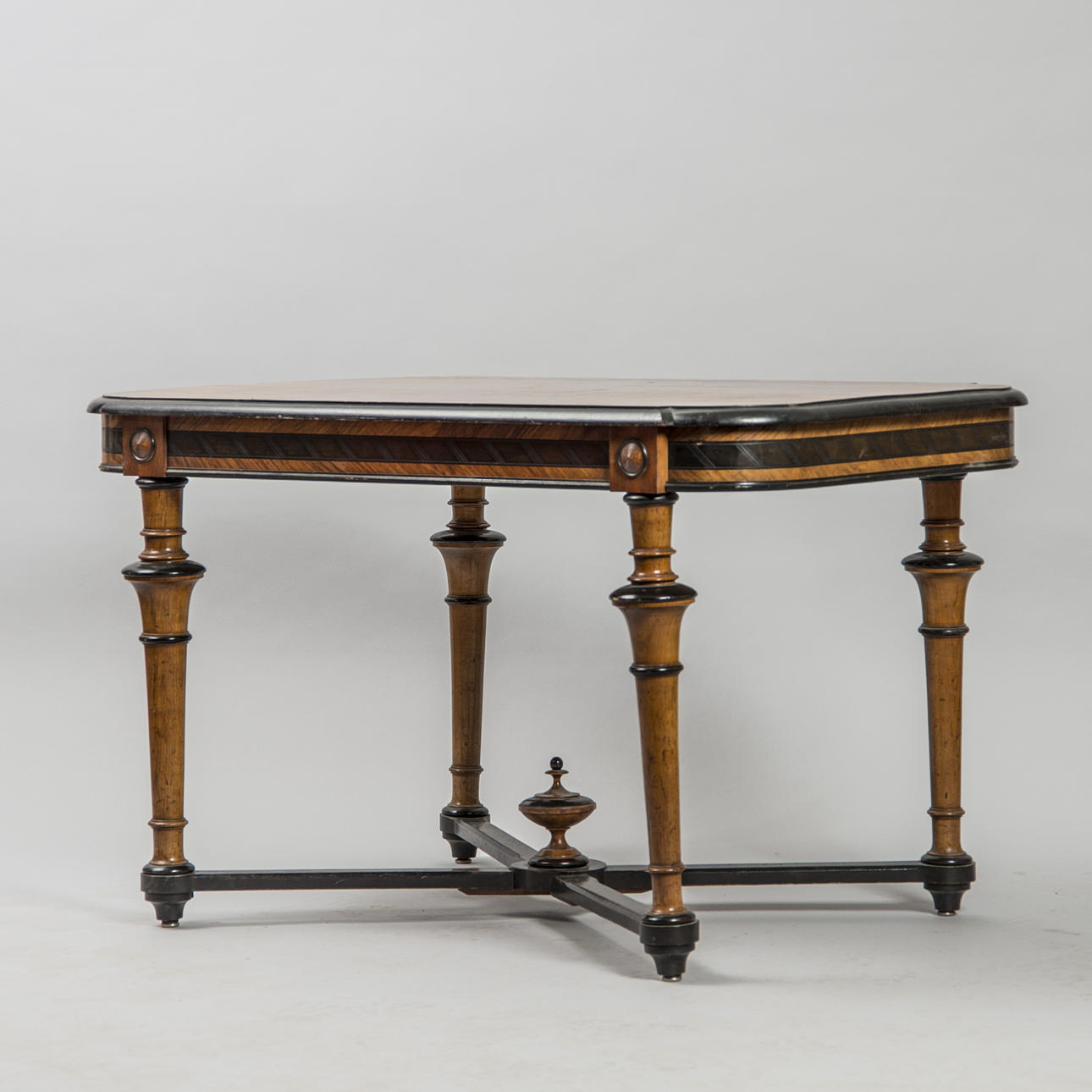 SALONGSBORD, rotfaner med svärtade detaljer, nyrenässans.