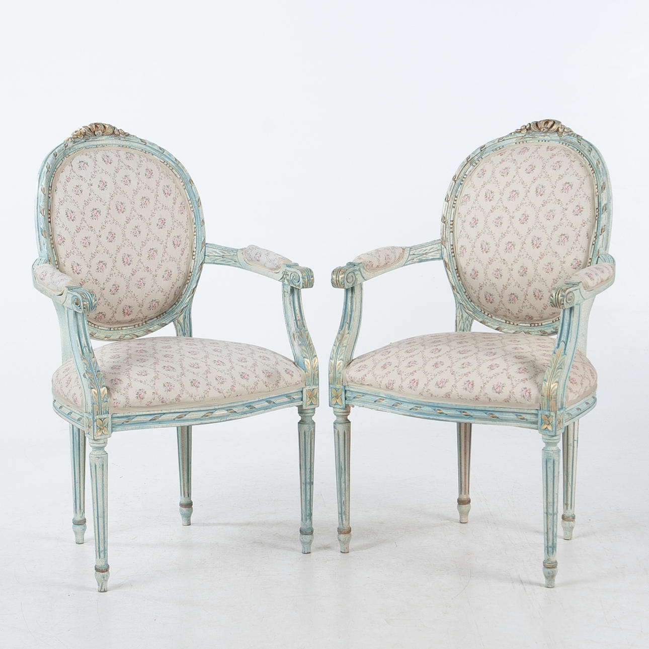 Un par de sillones de estilo Luis XVI de finales del siglo XIX/XX.