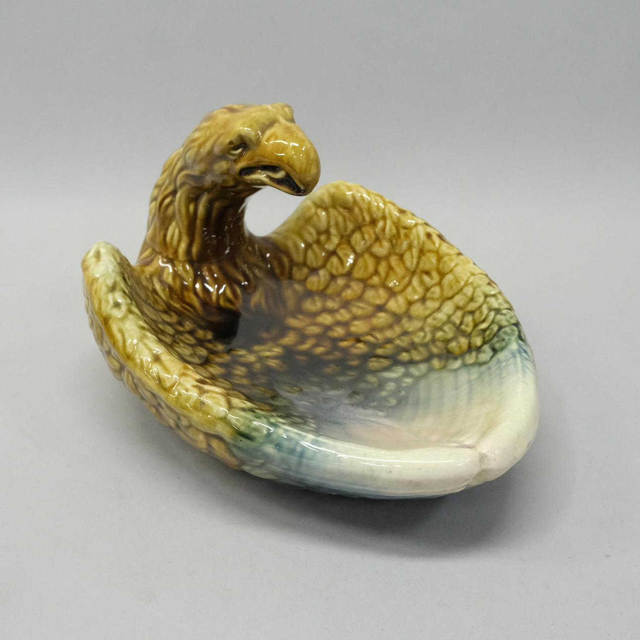 VIDE POCHE, IN FORM EINES ADLERS, MAJOLIKA.