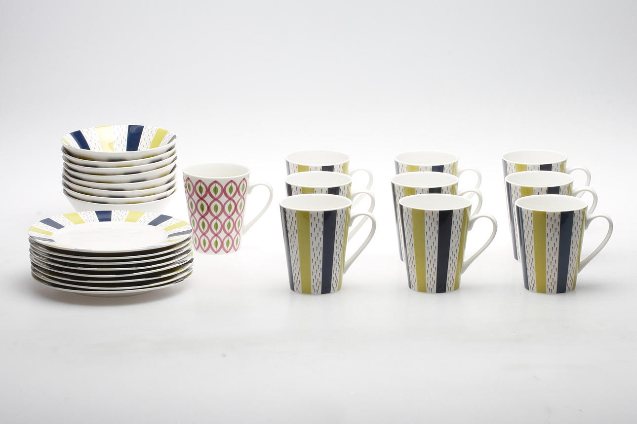 SERVISDELAR, 26 delar. Porslin. Efter mönster av Stig Lindberg, 2000-tal.