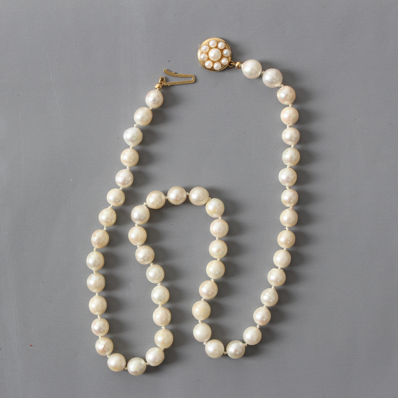 PÄRLCOLLIER, odlade pärlor, lås i 18k guld.