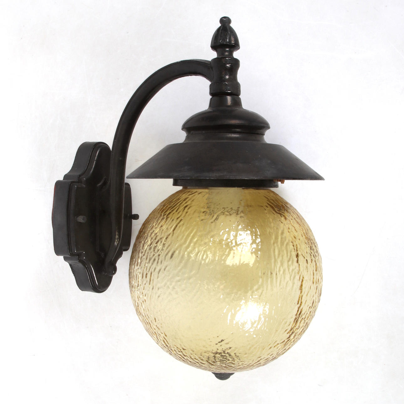 Eine eiserne Außenleuchte, später Teil des 20. Jahrhunderts.