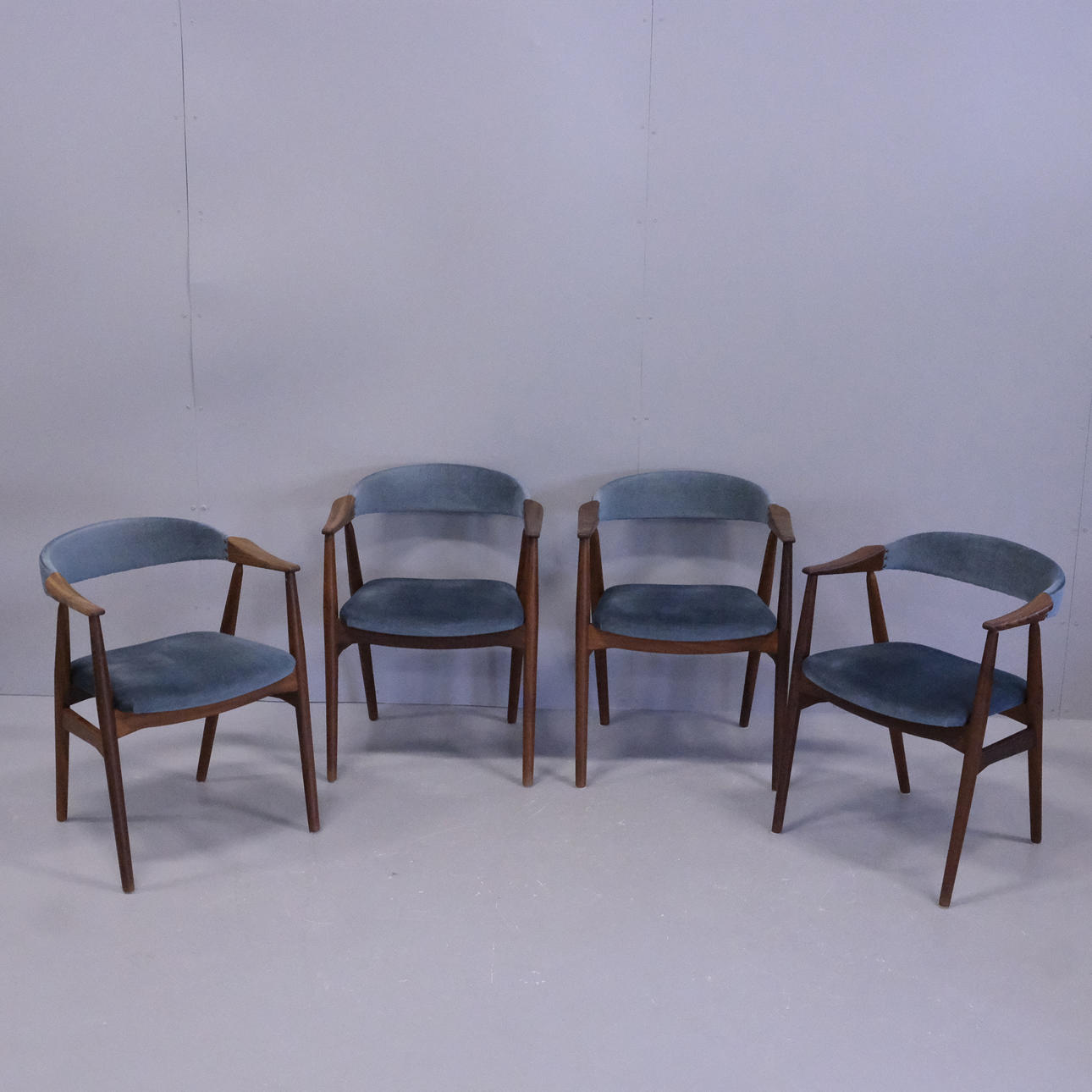 THOMAS HARLEW. FARSTRUP, 4 LÆNESTOLE.