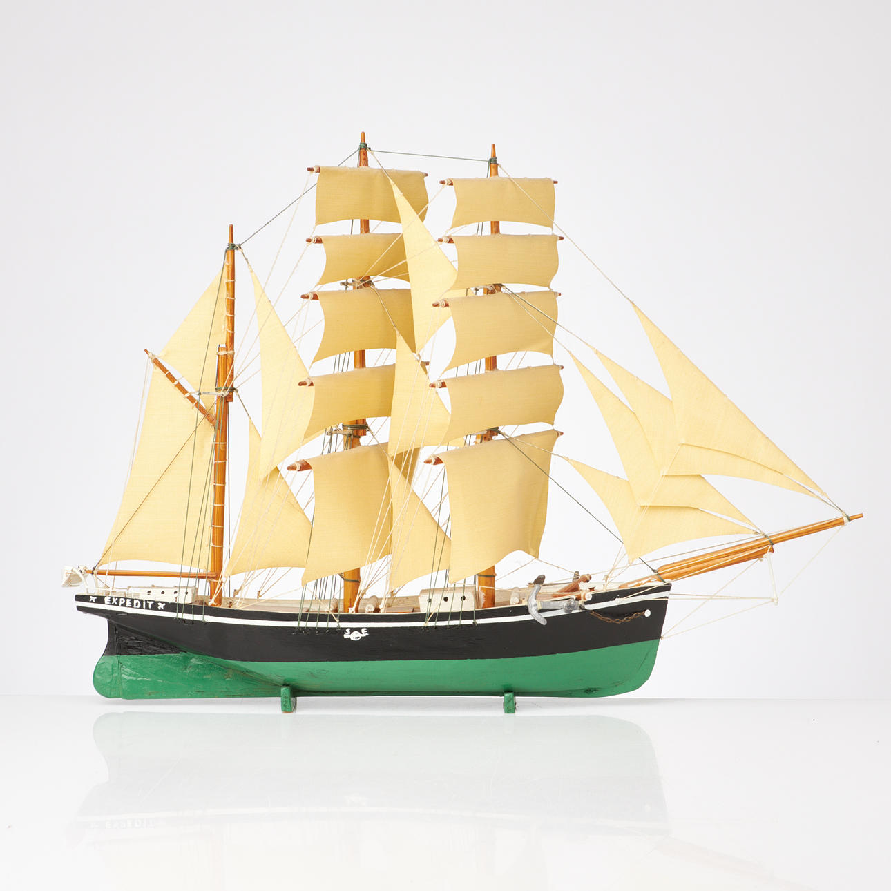 BÅTMODELL, "Expedit", tremastad, 1900-tal, bemålat trä.