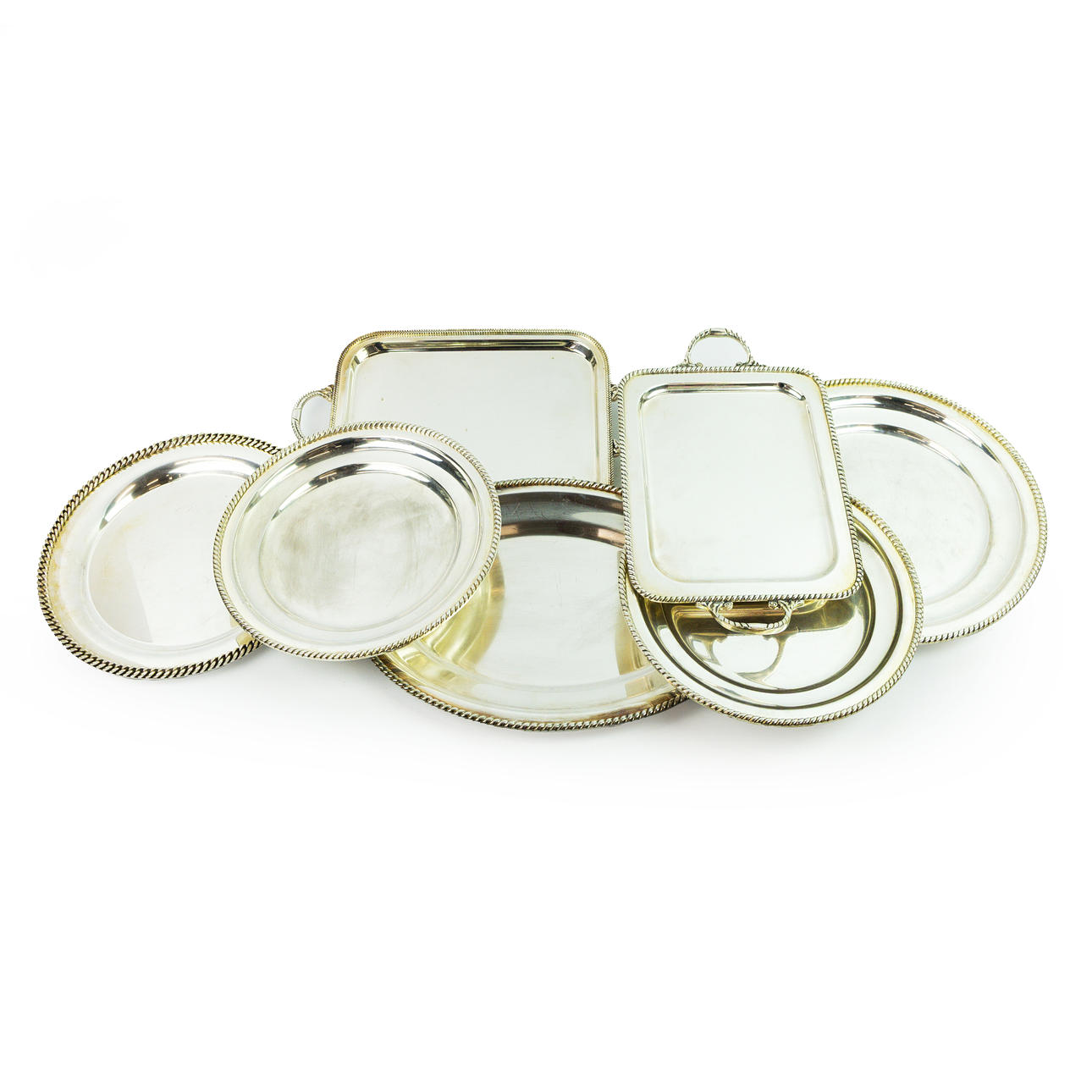 EINE SAMMLUNG VERSILBERTER SERVIERTABLETTS. (7).