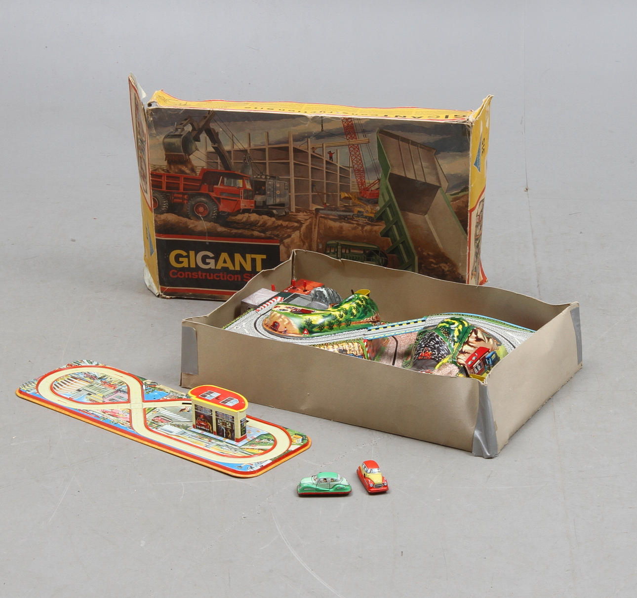 TECHNOFIX 315 Gigant Construction Site i originalkartong och 299 Tankstation. Western Germany. Batteri och urverk.