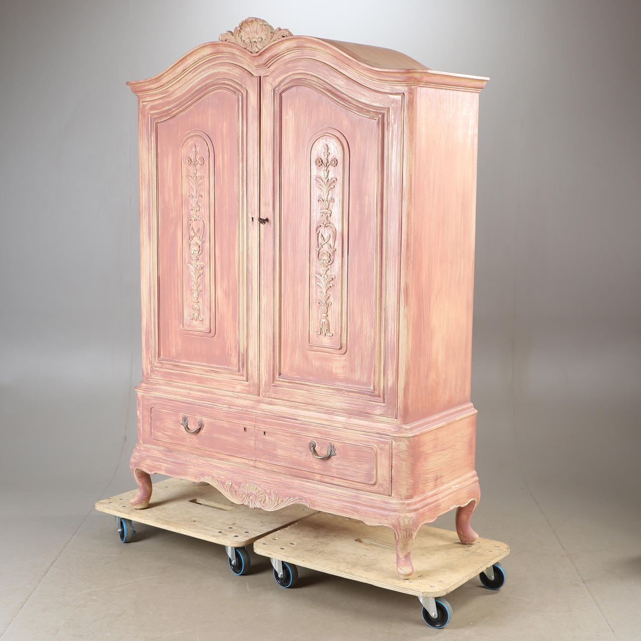 MUEBLE DE COMEDOR, pintado, de estilo rococó.