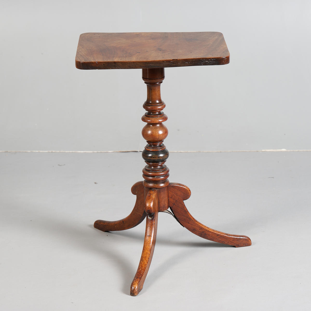 A 19TH CENTURY MAHOGANY OCCASIONAL TABLE.