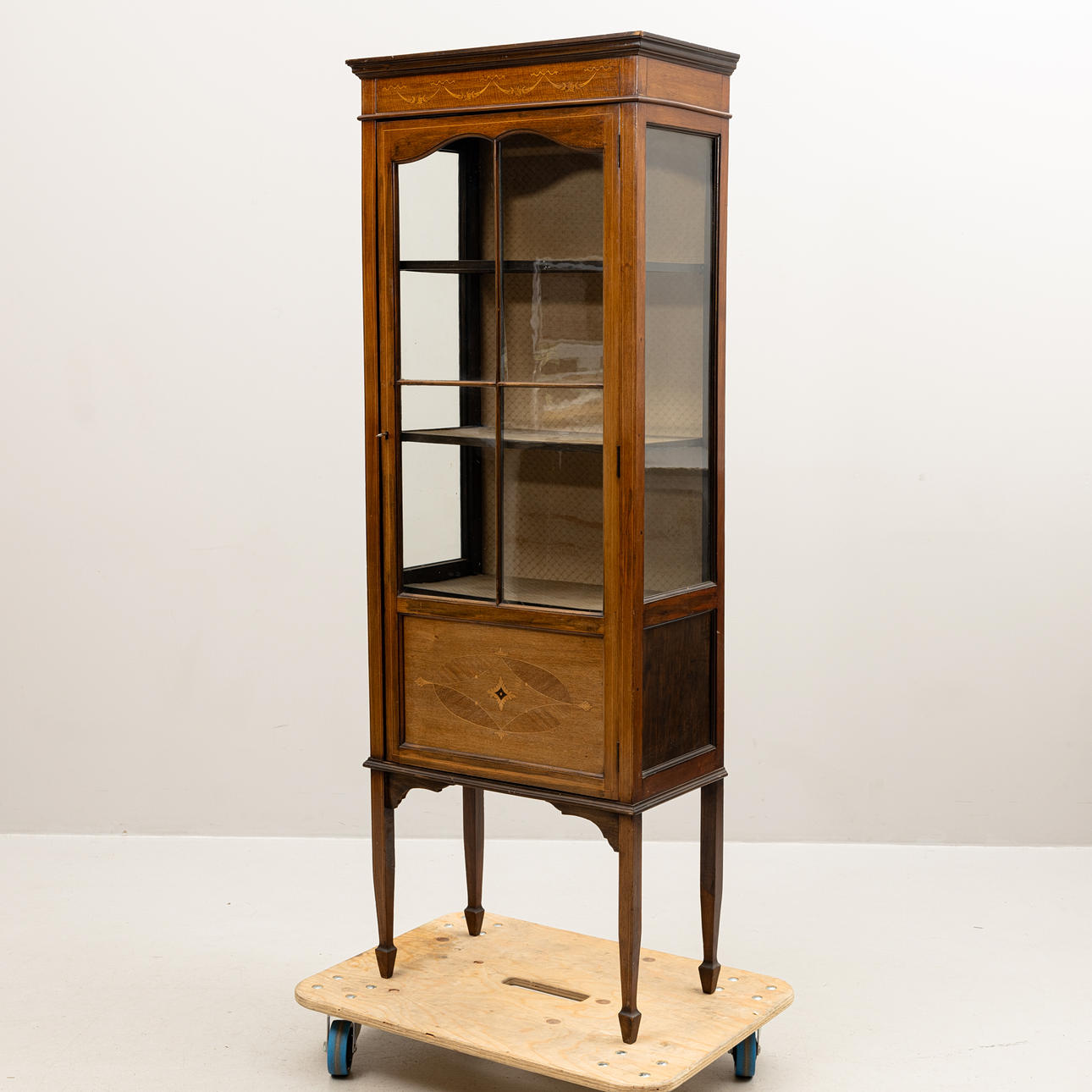 SEINÄKAAPPI, intarsia, England, 1910/1920.