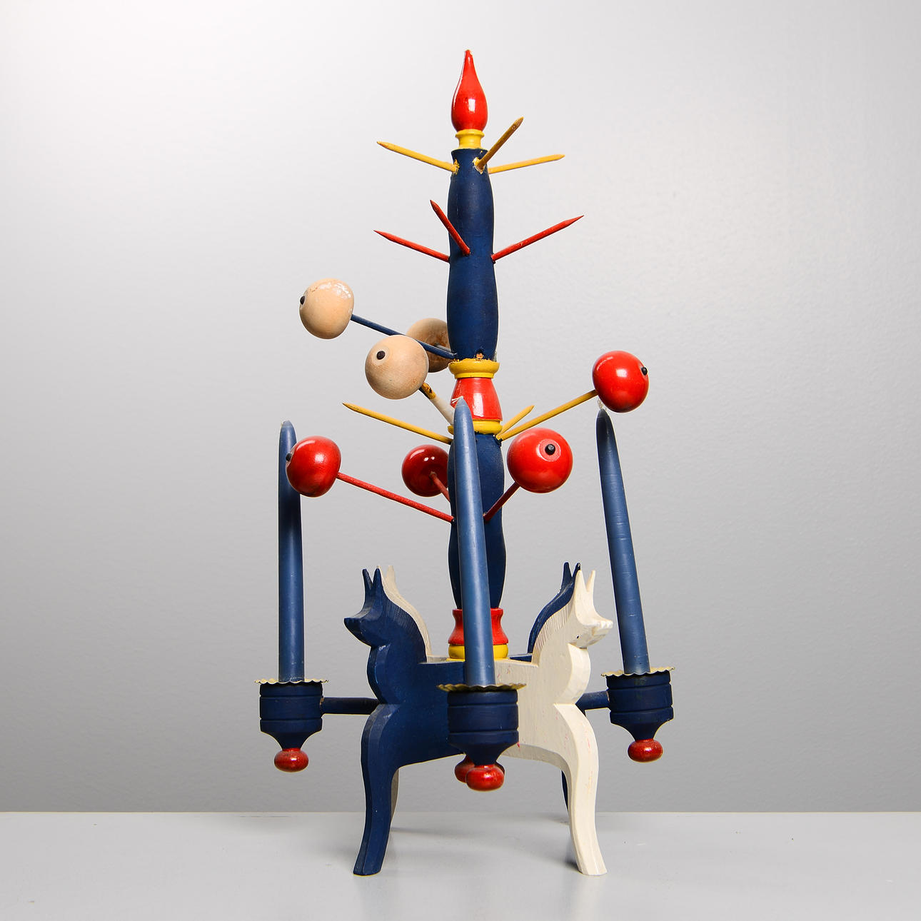 LYSESTAGE, Blekingestaken, malet træ.