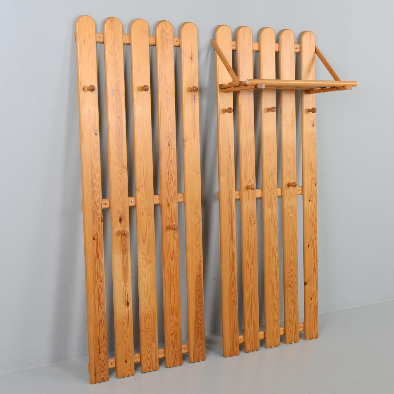 KLÄDHÄNGARE, 2 delar, 1900-talets andra del.