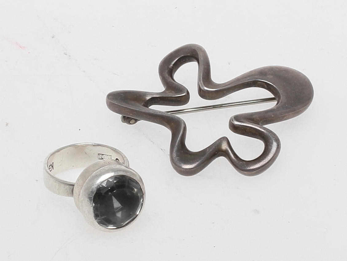 RING Isaac Cohen samt BROSCH Georg Jensen Danmark, silver.