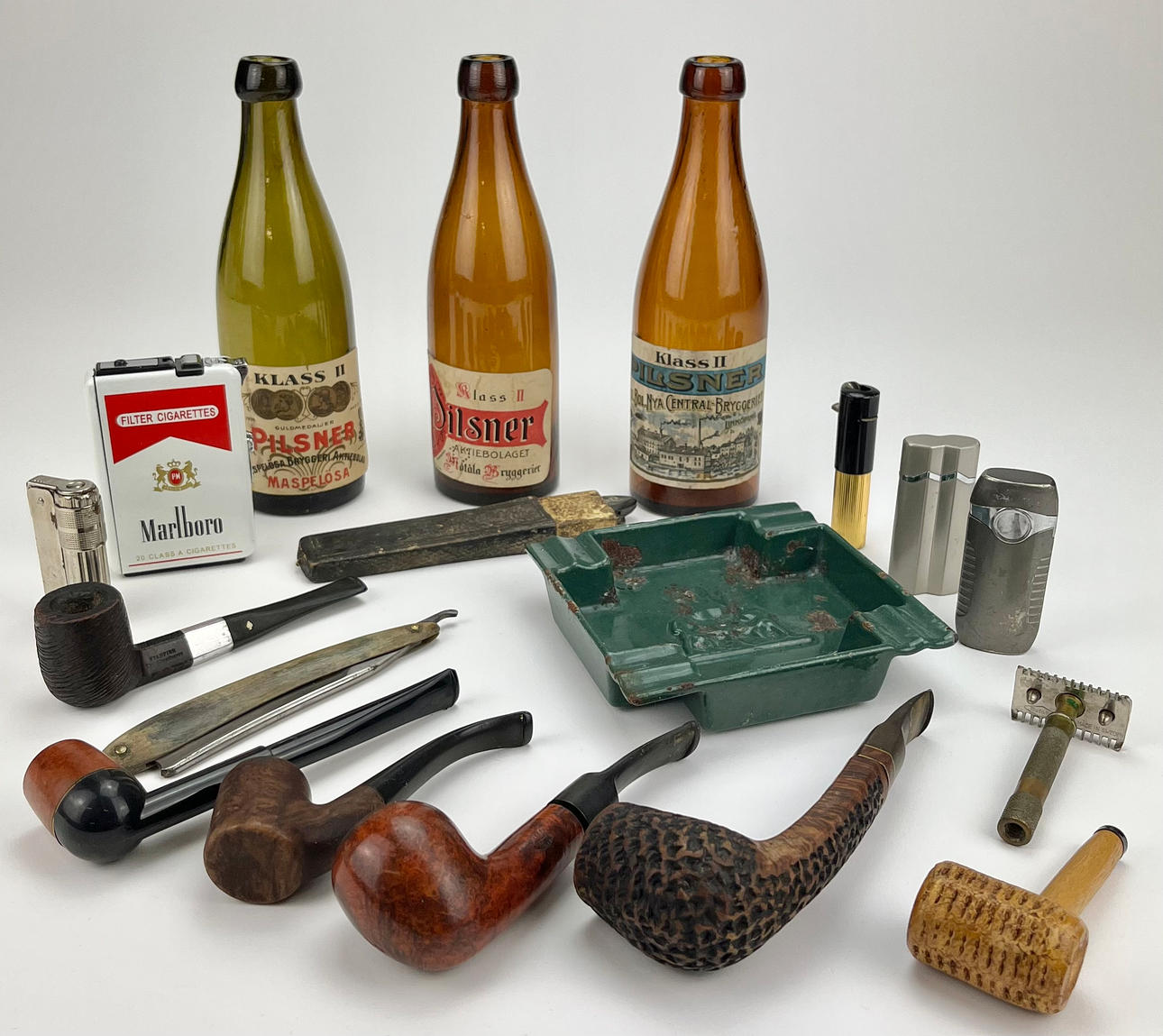 TOBAKIANA, RAKFÖREMÅL OCH PILSNERFLASKOR.