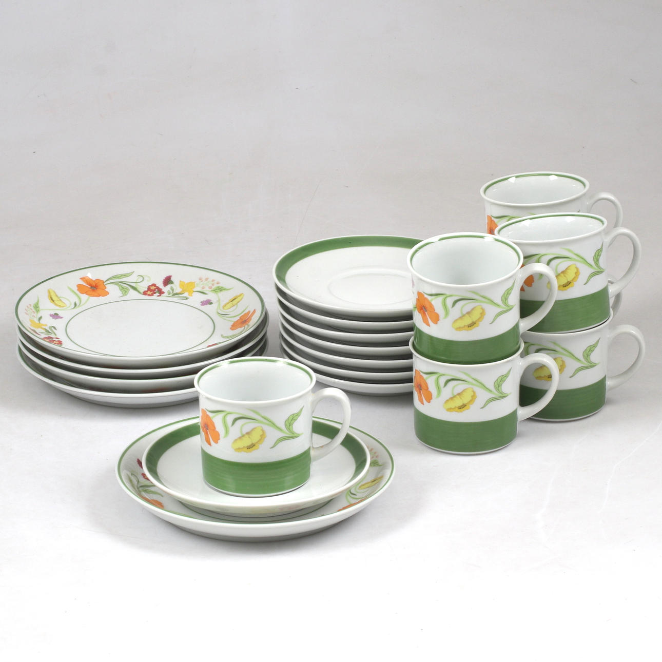 Ein Set von 20 Kaffeegeschirrsets, Spal, Portugal.