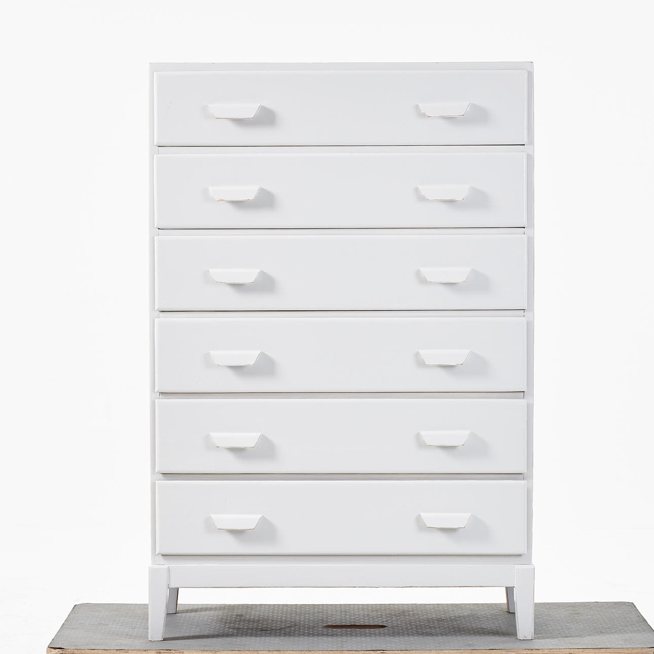 Un baúl de Còmoda de la década de 1960, pintado.