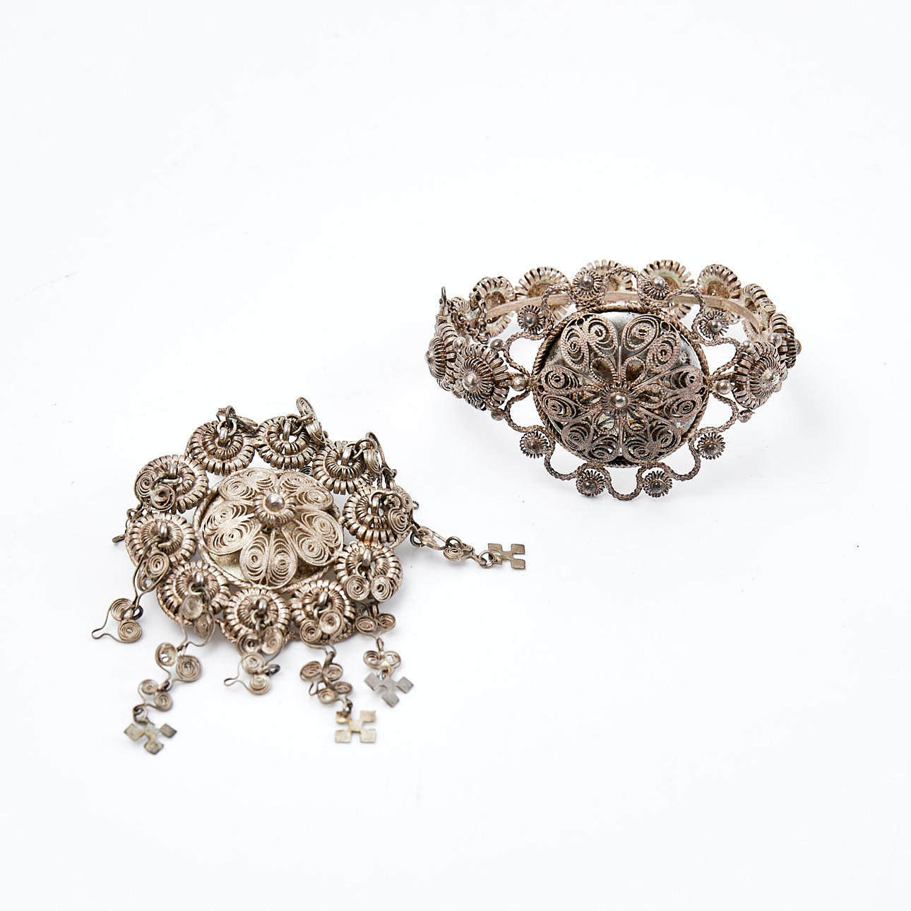 BROCHE OG ARMBÅND, SØLV, 19. århundrede, filigran.