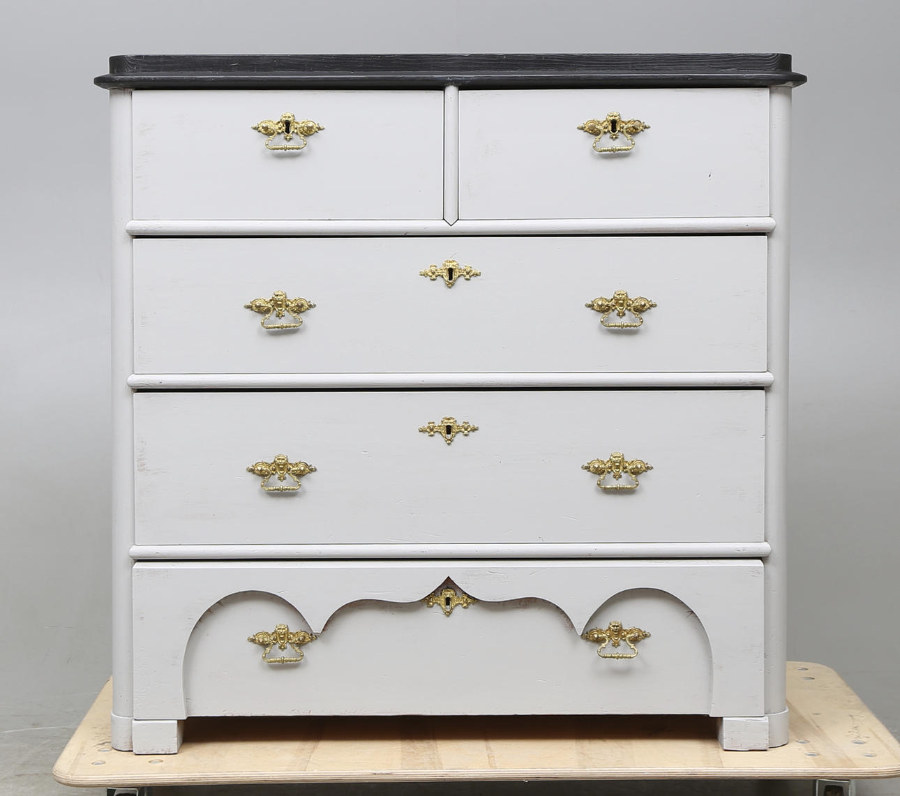 BYRÅ, gråmålad med svart skiva, 1800-tal.