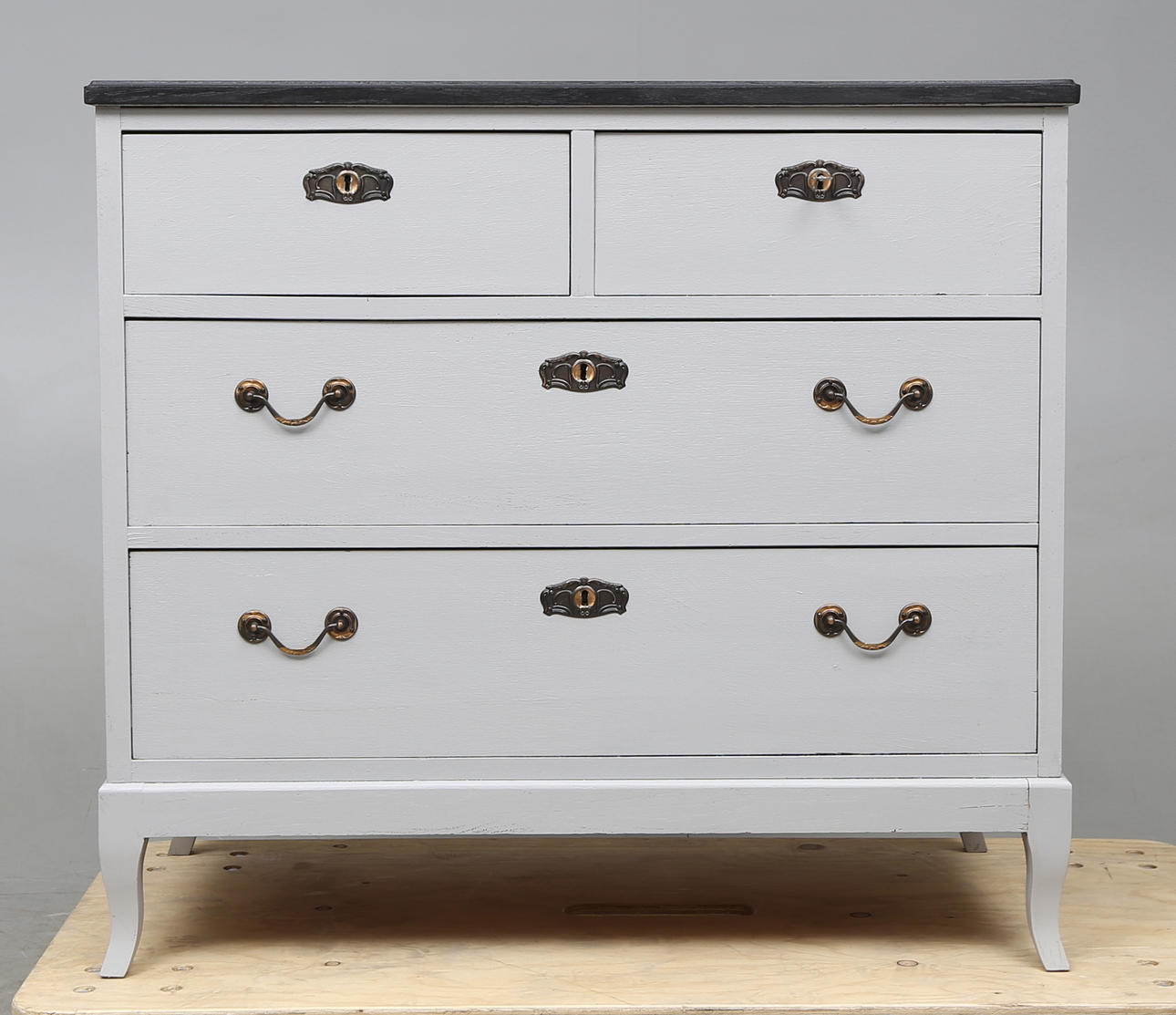 BYRÅ, gråmålad med svart skiva, 1900-talets första hälft.