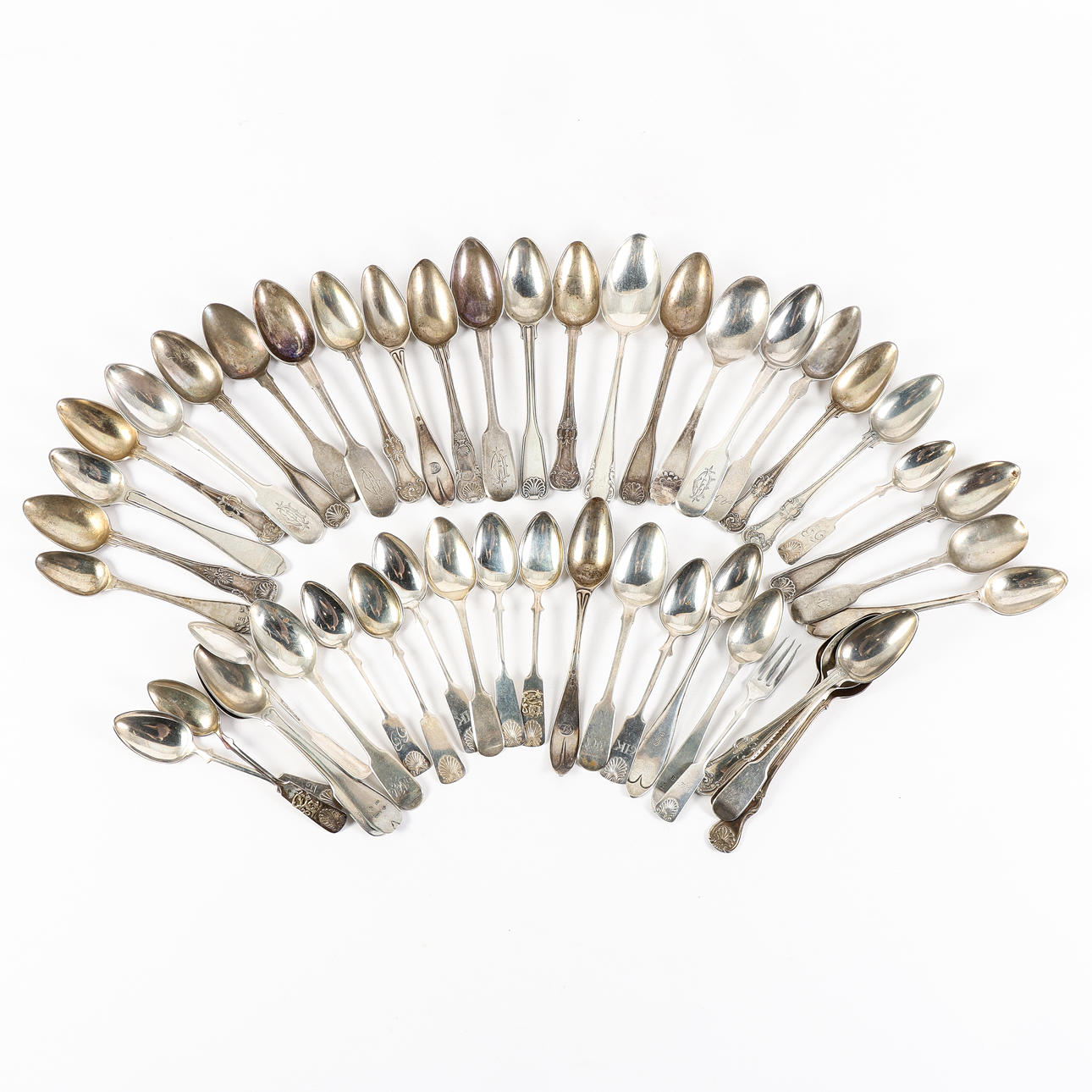 CUBIERTOS de plata, café y cucharillas.